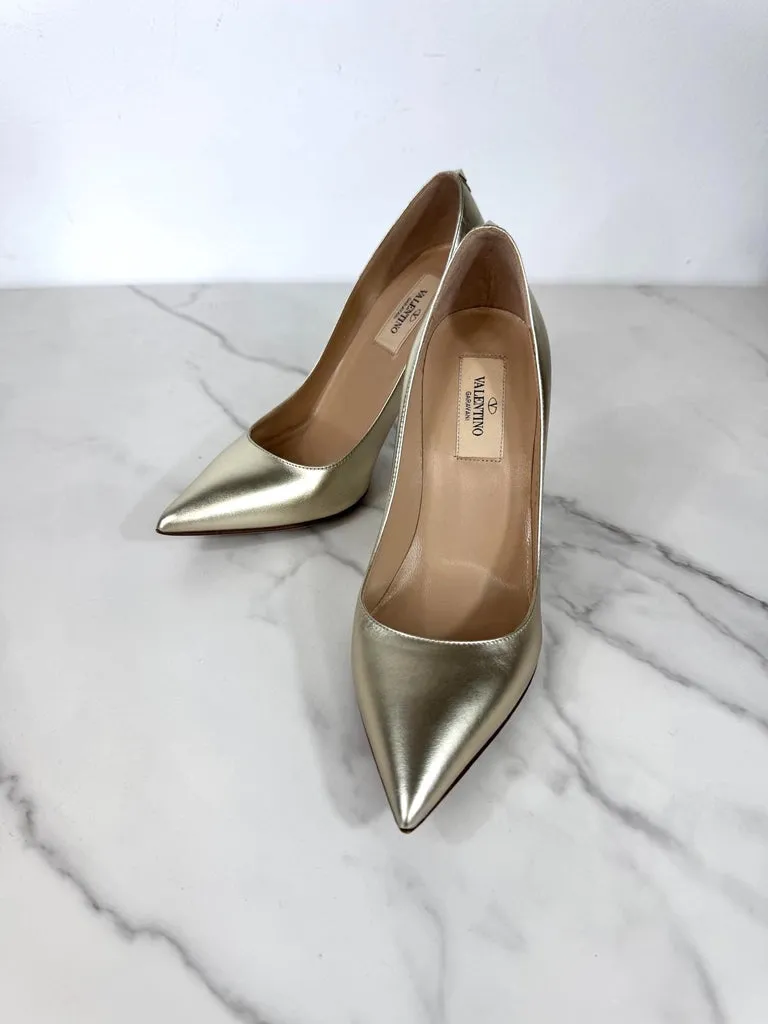 VALENTINO GARAVANI ROCKSTUD ACCENT METALLIC GOLD LEATHER PUMPS