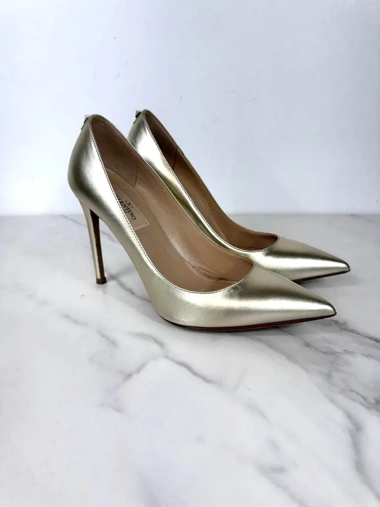 VALENTINO GARAVANI ROCKSTUD ACCENT METALLIC GOLD LEATHER PUMPS