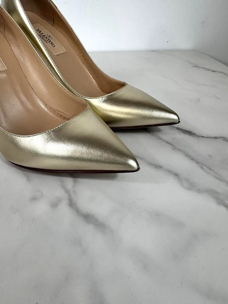 VALENTINO GARAVANI ROCKSTUD ACCENT METALLIC GOLD LEATHER PUMPS