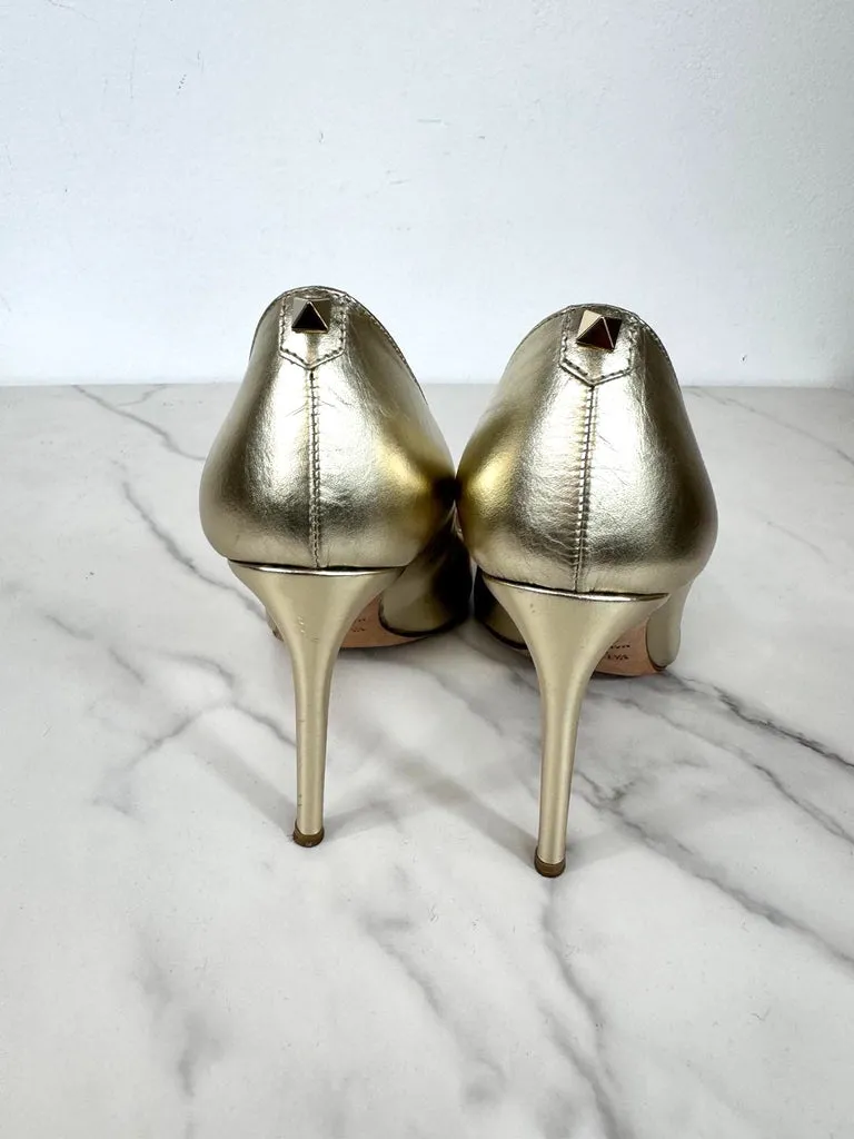 VALENTINO GARAVANI ROCKSTUD ACCENT METALLIC GOLD LEATHER PUMPS