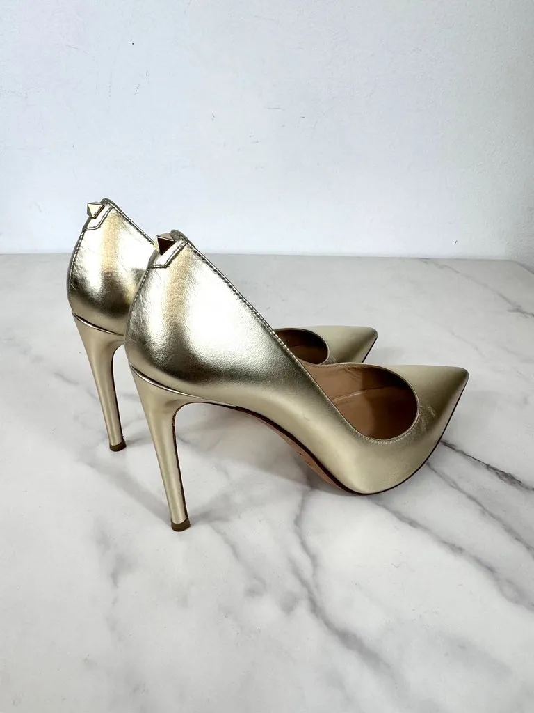 VALENTINO GARAVANI ROCKSTUD ACCENT METALLIC GOLD LEATHER PUMPS