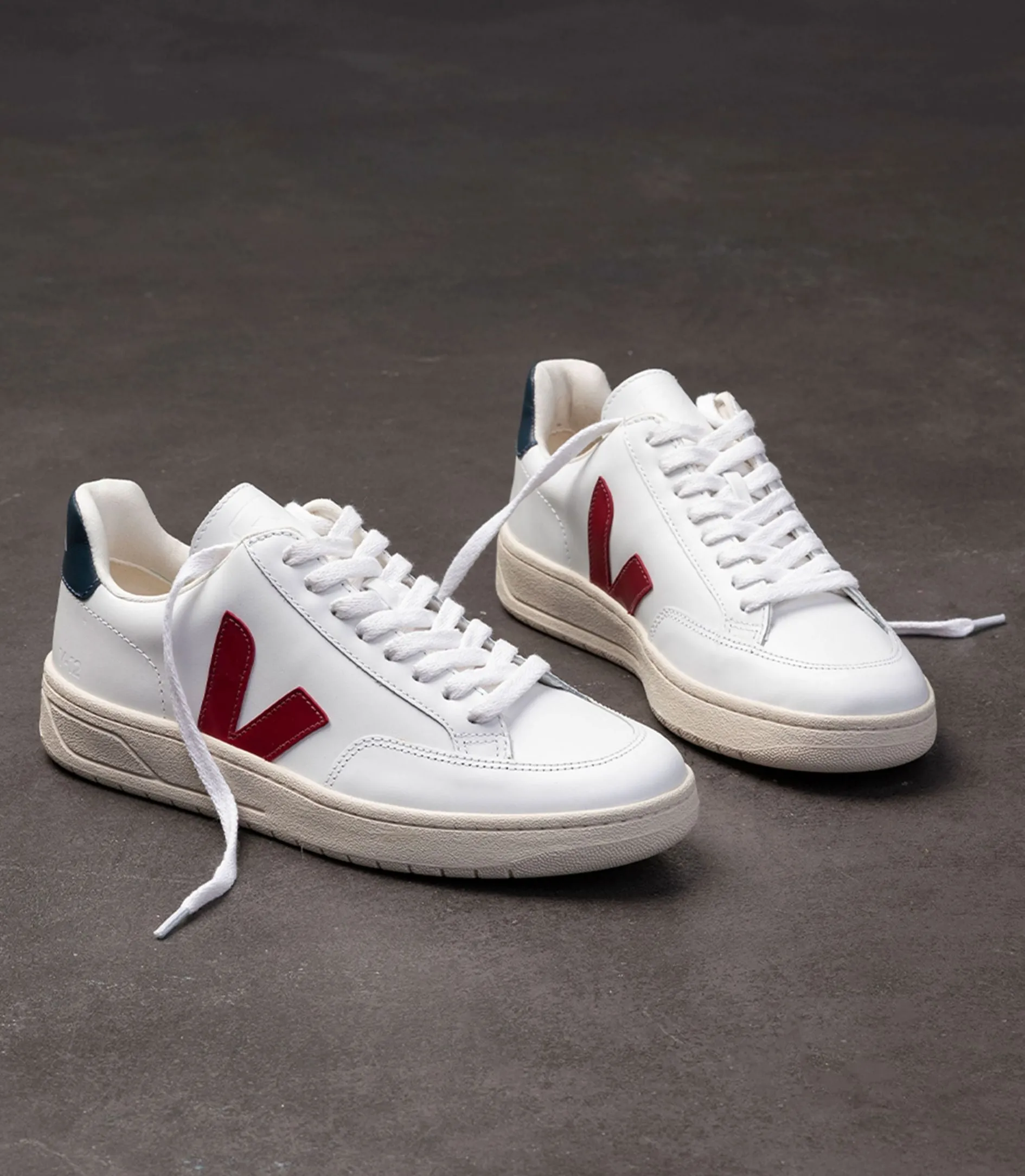 Veja   V-12 Leather Extra-White Marsala Nautico (unisex)